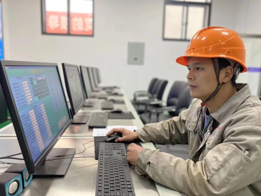 9201713247357420.jpg 劉阿朋_金牛獎(jiǎng)?wù)掌?.jpg